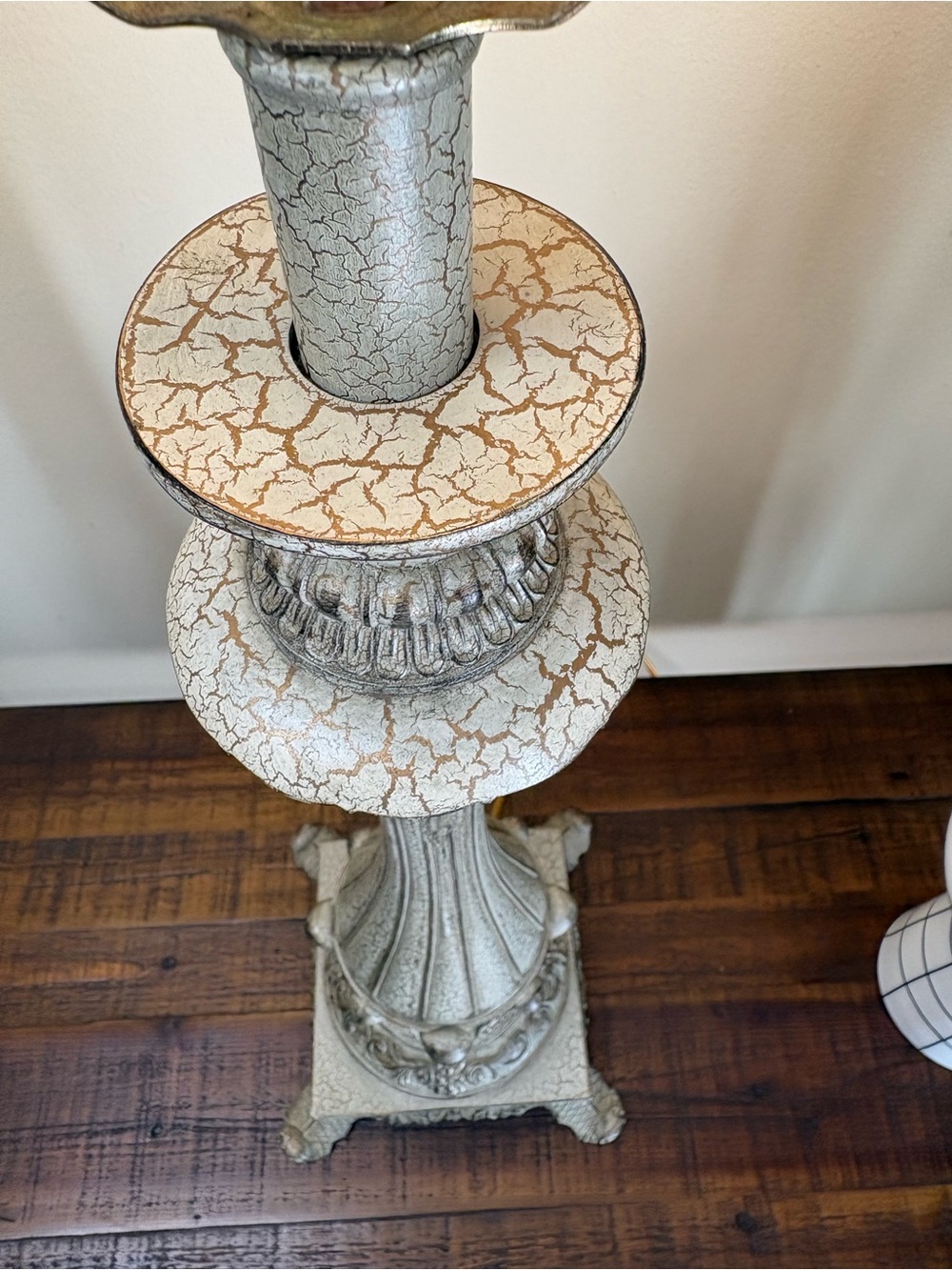 🔥🔥🔥Vintage Table Lamp Featuring Ornate, Distressed Base - Picture 6 of 11